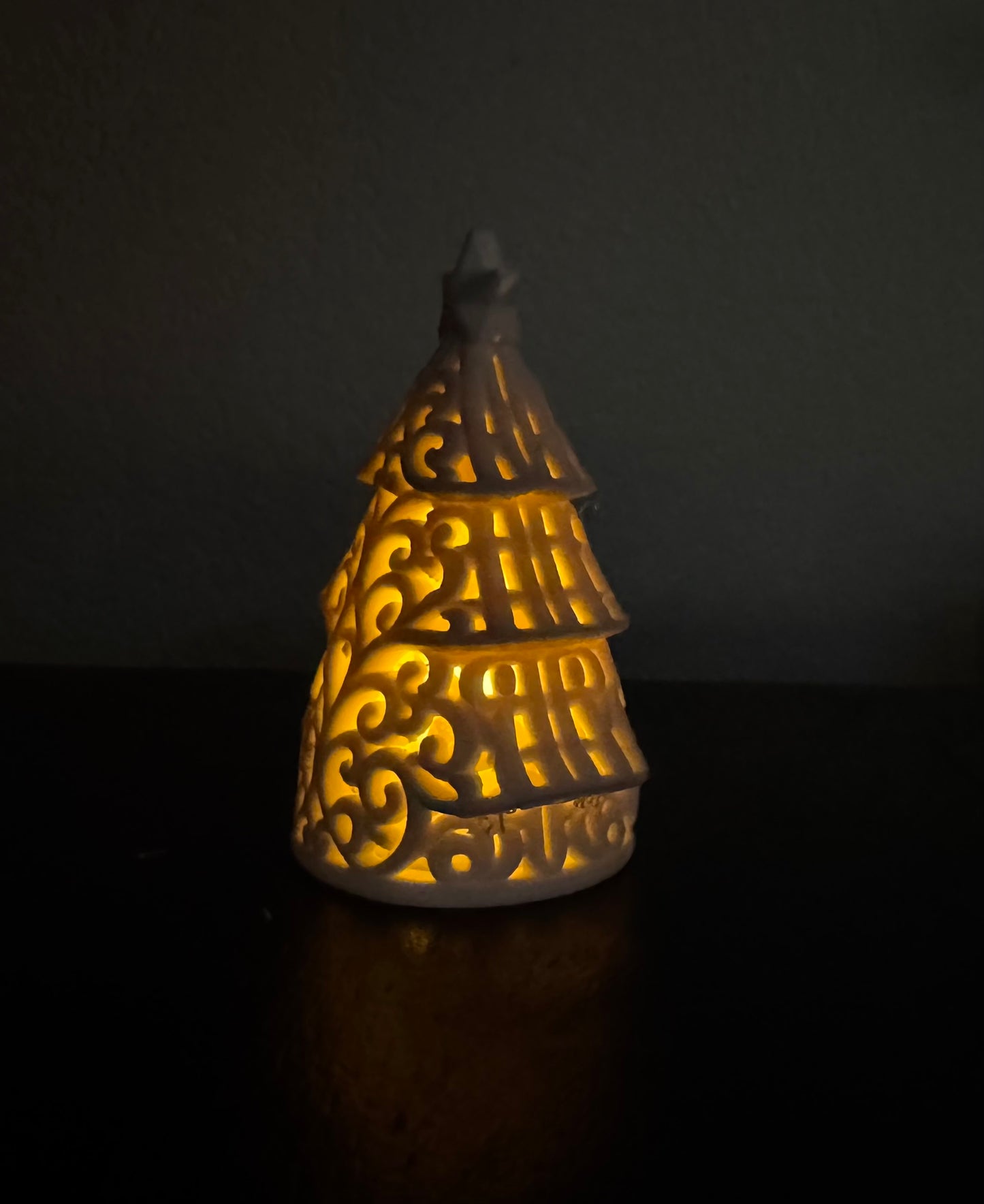 Weihnachtsbaum im Ornament-Stil für LED-Teelicht
