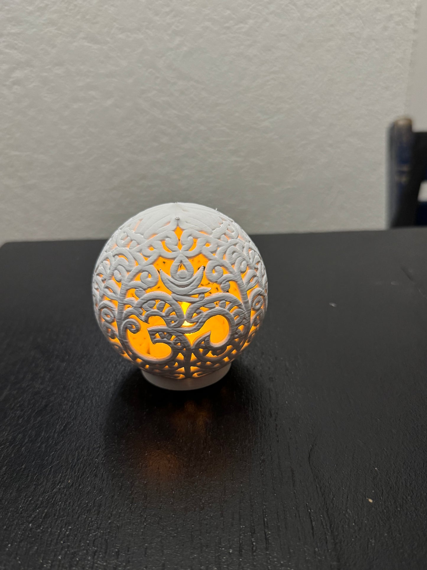 Ornamentkugel Om - Symbol für ein LED-Teelicht