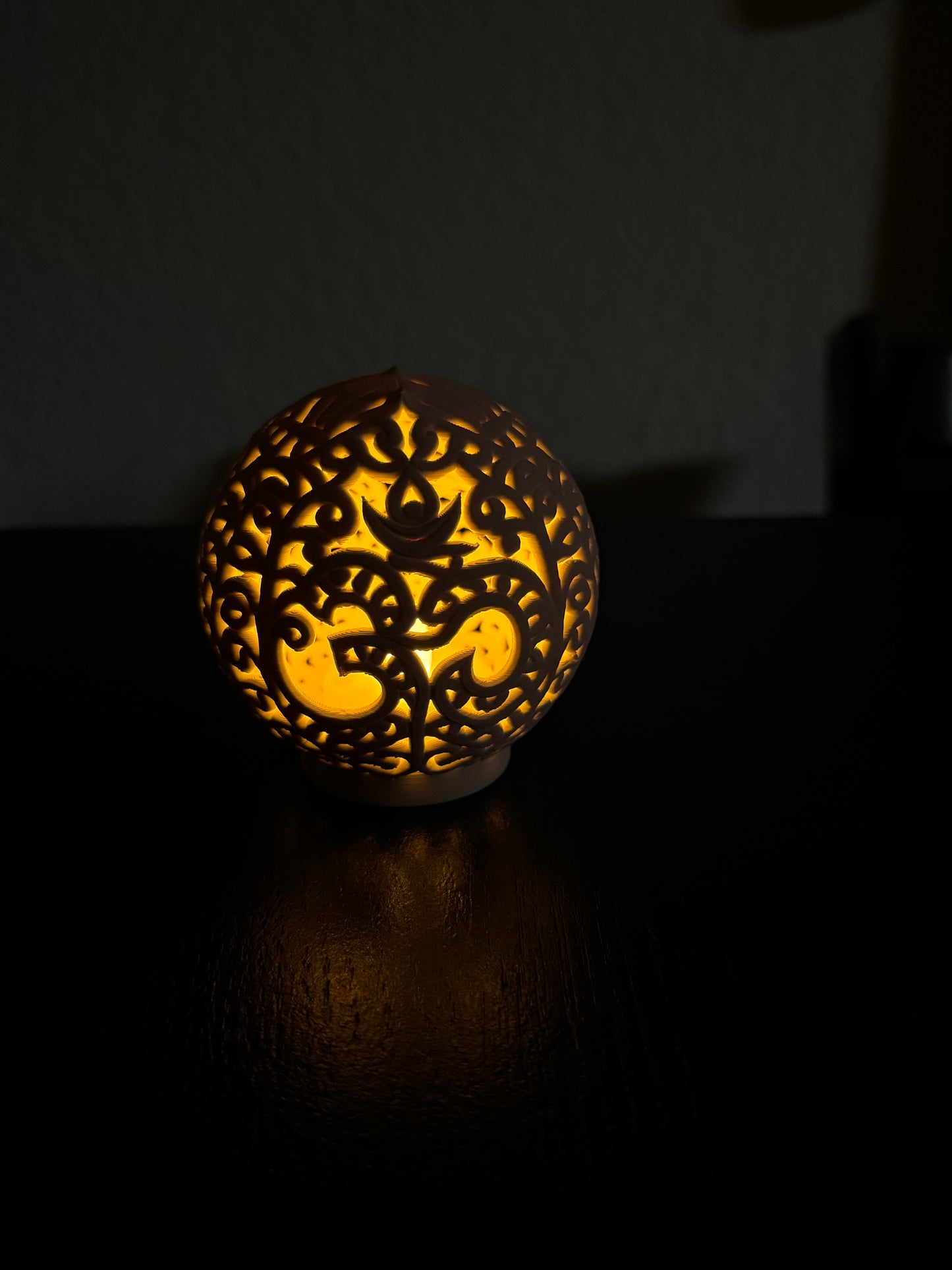 Ornamentkugel Om - Symbol für ein LED-Teelicht
