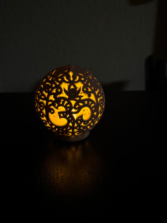 Ornamentkugel Om - Symbol für ein LED-Teelicht