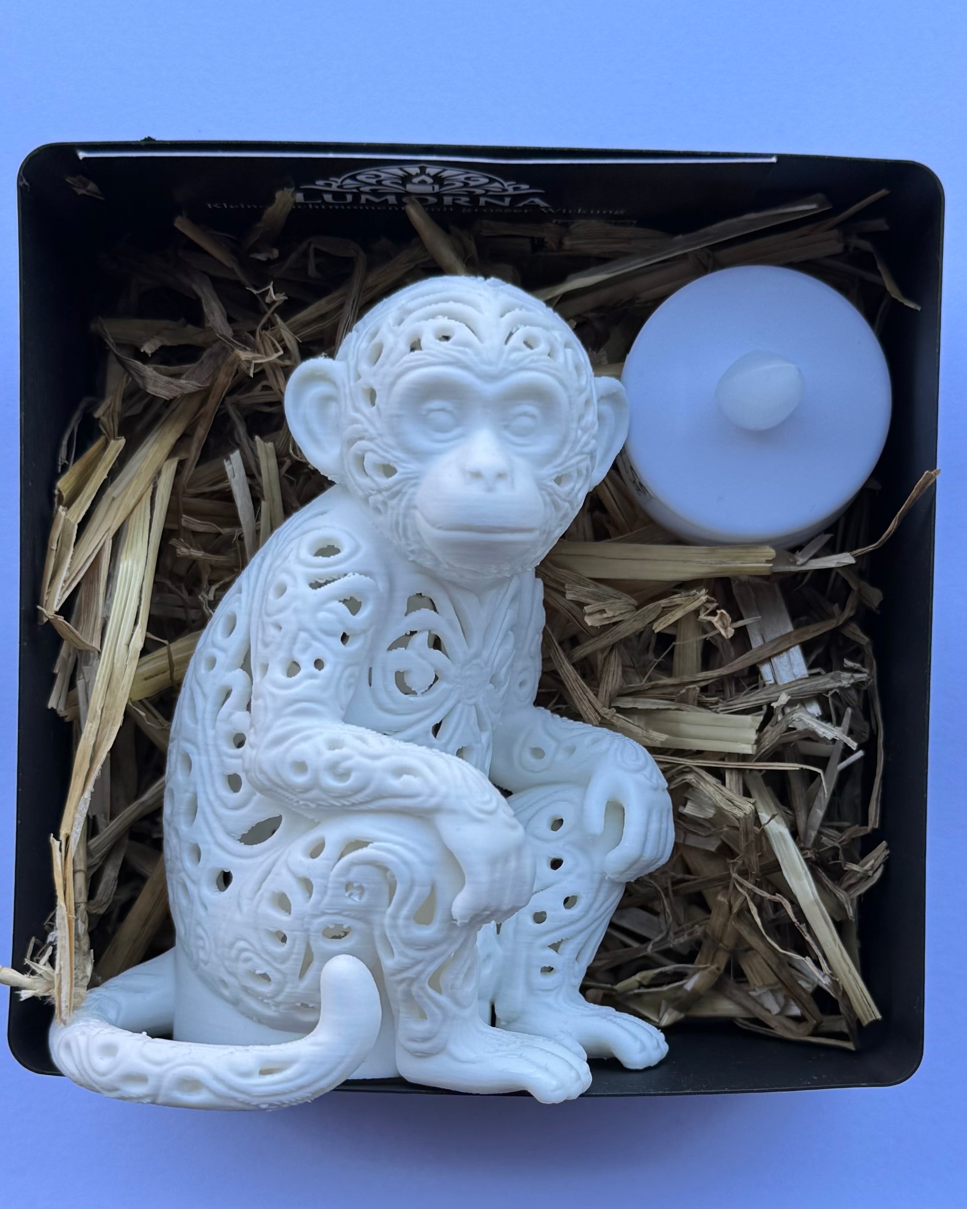 Lichtmoment Der Affe Sitzend – filigrane Leuchtskulptur von LUMORNA